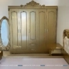 Combo gồm có chiếc tủ tân cổ sơn màu đồng hoàng đế, tủ 5 cánh 2m1x2m3, bên cạnh nó là gương soi toàn thân