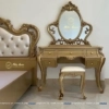 Combo còn có chiếc bàn trang điểm tân cổ thiên nga với chiếc gương hình quả trứng rất đẹp