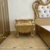 Combo còn có chiếc táp tân cổ điển sơn màu đồng cùng tone của bộ giường tủ rất đẹp mắt