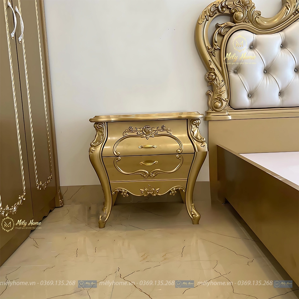Combo còn có chiếc táp tân cổ điển sơn màu đồng cùng tone của bộ giường tủ rất đẹp mắt