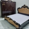 Trong combo có chiếc tủ 5 cánh 3 ngăn kéo, sơn màu nâu sang trọng, kích thước 2m1x2m3
