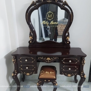 Chiếc bàn trang điểm tân cổ điển hoa hồng rộng 1m2, sơn màu nâu, hoa văn nhũ vàng cùng tone và phong cách với chiếc giường và chiếc tủ