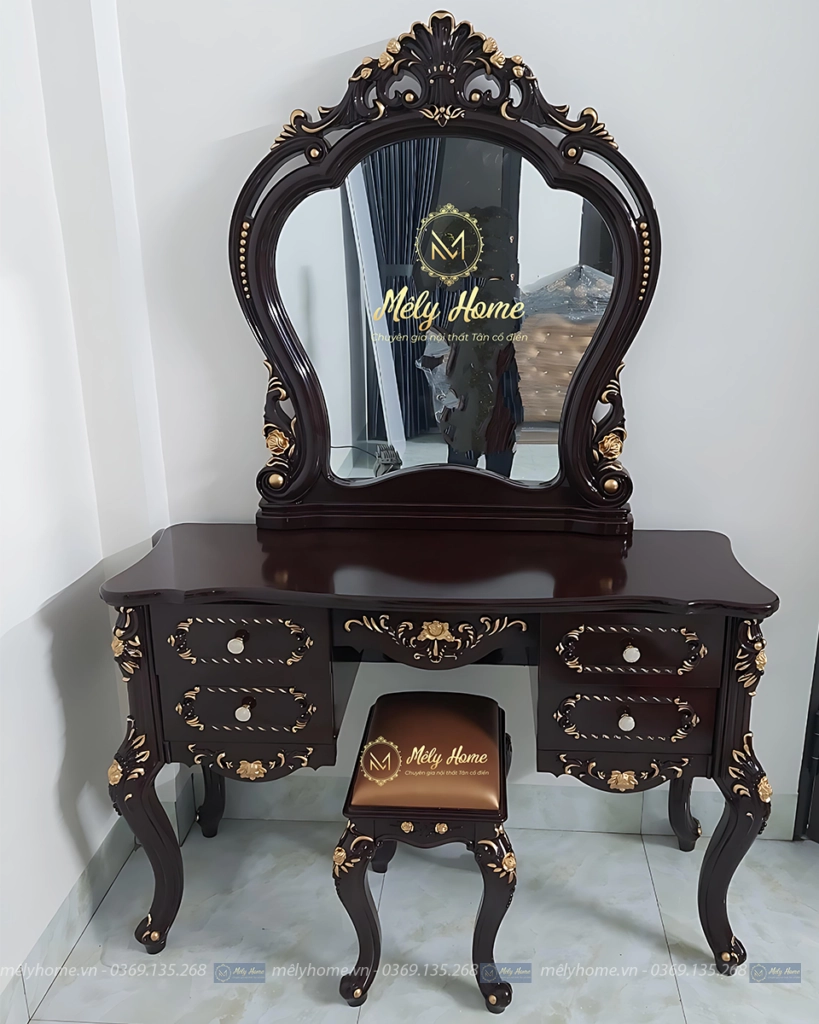 Chiếc bàn trang điểm tân cổ điển hoa hồng rộng 1m2, sơn màu nâu, hoa văn nhũ vàng cùng tone và phong cách với chiếc giường và chiếc tủ