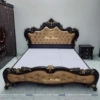 Combo còn có chiếc giường tân cổ điển hoa hồng, sơn màu nâu, đầu thấp và đầu cao bọc da màu nâu sáng, đính hạt cường rất thanh lịch