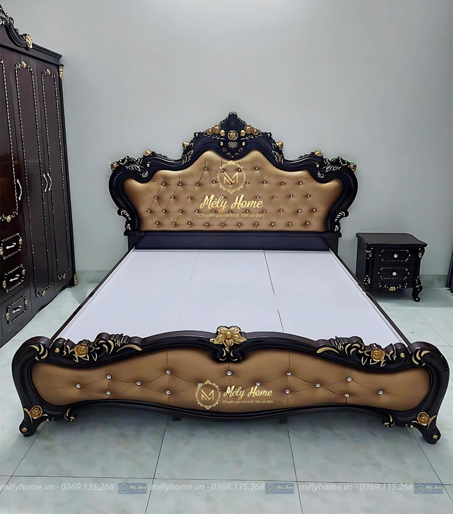 Combo còn có chiếc giường tân cổ điển hoa hồng, sơn màu nâu, đầu thấp và đầu cao bọc da màu nâu sáng, đính hạt cường rất thanh lịch