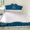 Chiếc Giường 1m6 x 2m, Bọc Đệm Màu Xanh Thẫm, Nhũ Vàng