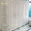 Chiếc Tủ 5 Cánh Kèm Kệ Góc Trang Trí Bên Trái, Có 3 Ngăn Kéo, Kích Thước 2m4x2m3