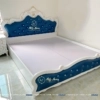 Bộ giường tủ tân cổ điển giá rẻ với chiếc giường giá rẻ 1m6x2m đầu thấp và đầu cao bọc da màu xanh ngọc đậm, tủ 5 cánh có kệ góc trang trí bên trái 2m4x2m3, bàn trang điểm 1m2