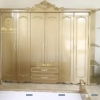 Combo gồm chiếc tủ 6 cánh, 2 ngăn kéo, kệ góc trang trí bên phải tủ, kích thước 2m8x2m3, toàn bộ sơn màu đồng thau sang trọng