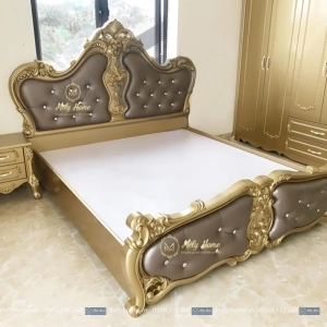 Trong combo còn có chiếc táp đầu giường phong cách tân cổ điển, có 2 ngăn kéo trên dưới, sơn màu đồng thau, kích thước 45cmx40cm