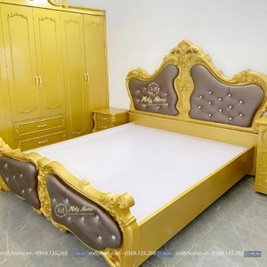 Chiếc Giường Trong Combo Nội Thất Phòng Ngủ Tân Cổ Điển Là Chiếc Giường Lục Bình Bọc Da Màu Cà Phê Nâu, Toàn Tân Phun Màu Vàng Chanh, Kích Thước 1m8x2m