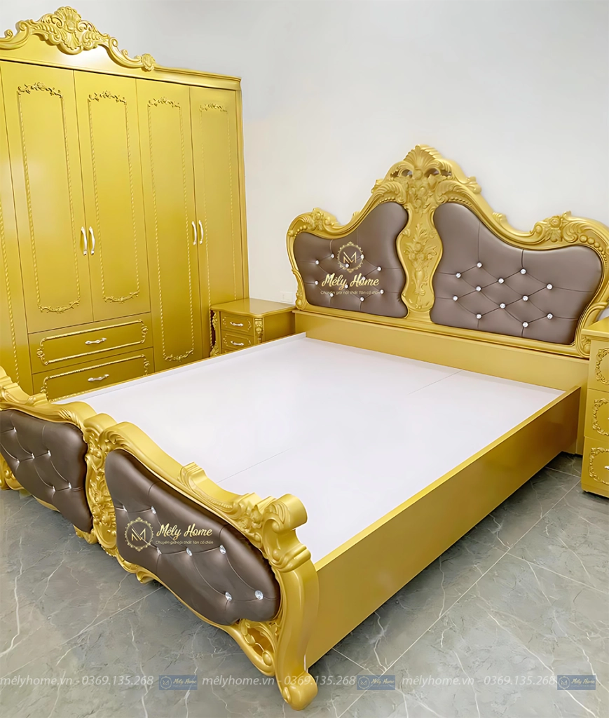 Chiếc Giường Trong Combo Nội Thất Phòng Ngủ Tân Cổ Điển Là Chiếc Giường Lục Bình Bọc Da Màu Cà Phê Nâu, Toàn Tân Phun Màu Vàng Chanh, Kích Thước 1m8x2m