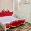Combo phòng ngủ phong cách tân cổ điển gồm chiếc giường sừng trâu 2mx2m2, tủ quần áo tân cổ 5 cánh 2m1x2m3, táp đầu giường, bàn phấn thiên nga 1m2