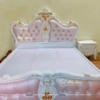 Combo gồm có chiếc giường tân cổ lục bình 1m8x2m, đầu và đuôi giường bọc da màu hồng siêu đẹp