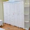 Tủ tân cổ điển 5 cánh với kệ góc trang trí bên phải, kích thước 2m4x2m3, hoa văn nhũ vàng