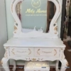 Combo còn có chiếc bàn trang điểm rộng 90cm hoa văn nhũ vàng đẹp mắt
