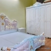 Bộ giường tủ tân cổ điển gồm giường lục bình bọc da màu hồng 1m8x2m, tủ 5 cánh kèm kệ góc 2m4x2m3, táp đầu giường, bàn trang điểm 90cm