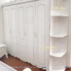Tủ tân cổ điển bé gái sơn màu trắng, hoa văn điểm nhũ vàng, tủ gồm 5 cánh kèm kệ góc trang trí, kích thước 2m4x2m3