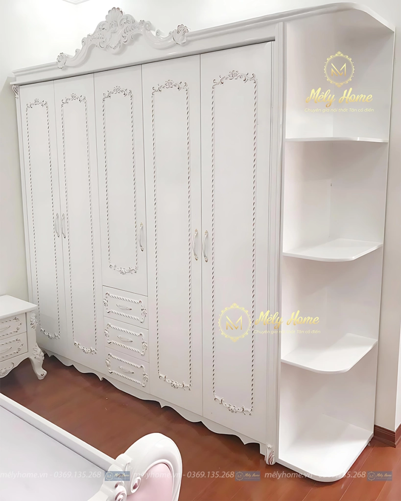 Tủ tân cổ điển bé gái sơn màu trắng, hoa văn điểm nhũ vàng, tủ gồm 5 cánh kèm kệ góc trang trí, kích thước 2m4x2m3