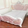 Chiếc giường tân cổ điển cho bé gái được sơn màu trắng, đầu cao và đầu thấp bọc da màu hồng, có đính cườm rất đẹp