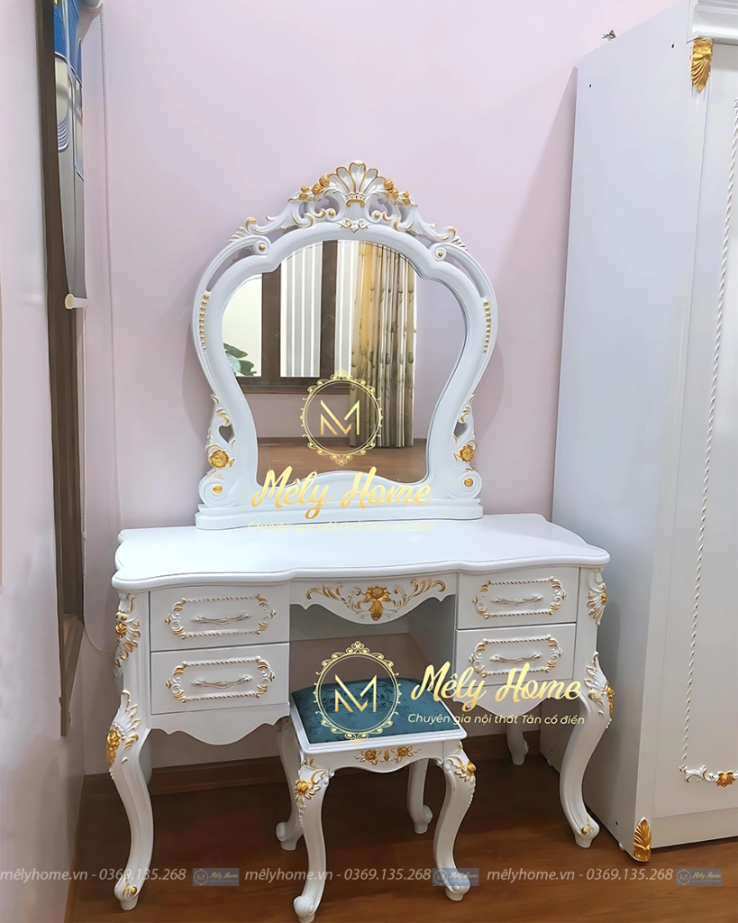 Chiếc bàn trang điểm rộng 1m2 với chiếc đôn bọc nhung màu xanh rêu đồng tone với chiếc giường trong combo