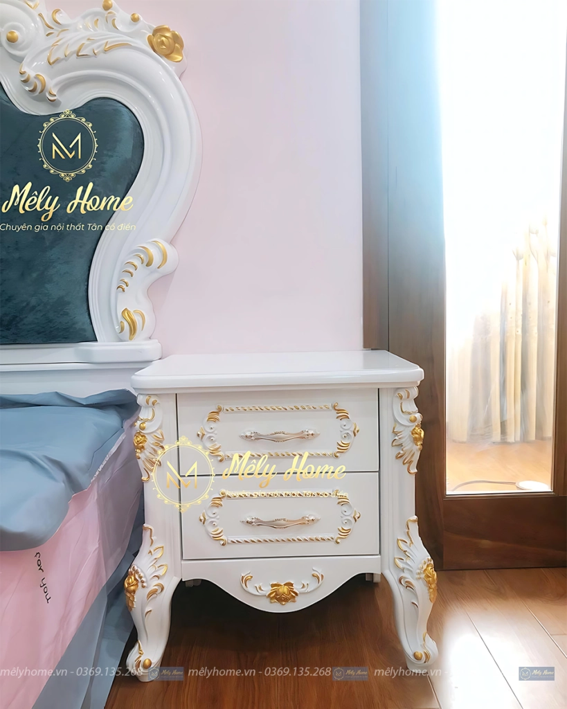 Combo còn có chiếc táp đầu giường tân cổ điển sơn màu trắng, hoa văn nhũ vàng cùng phong cách với combo