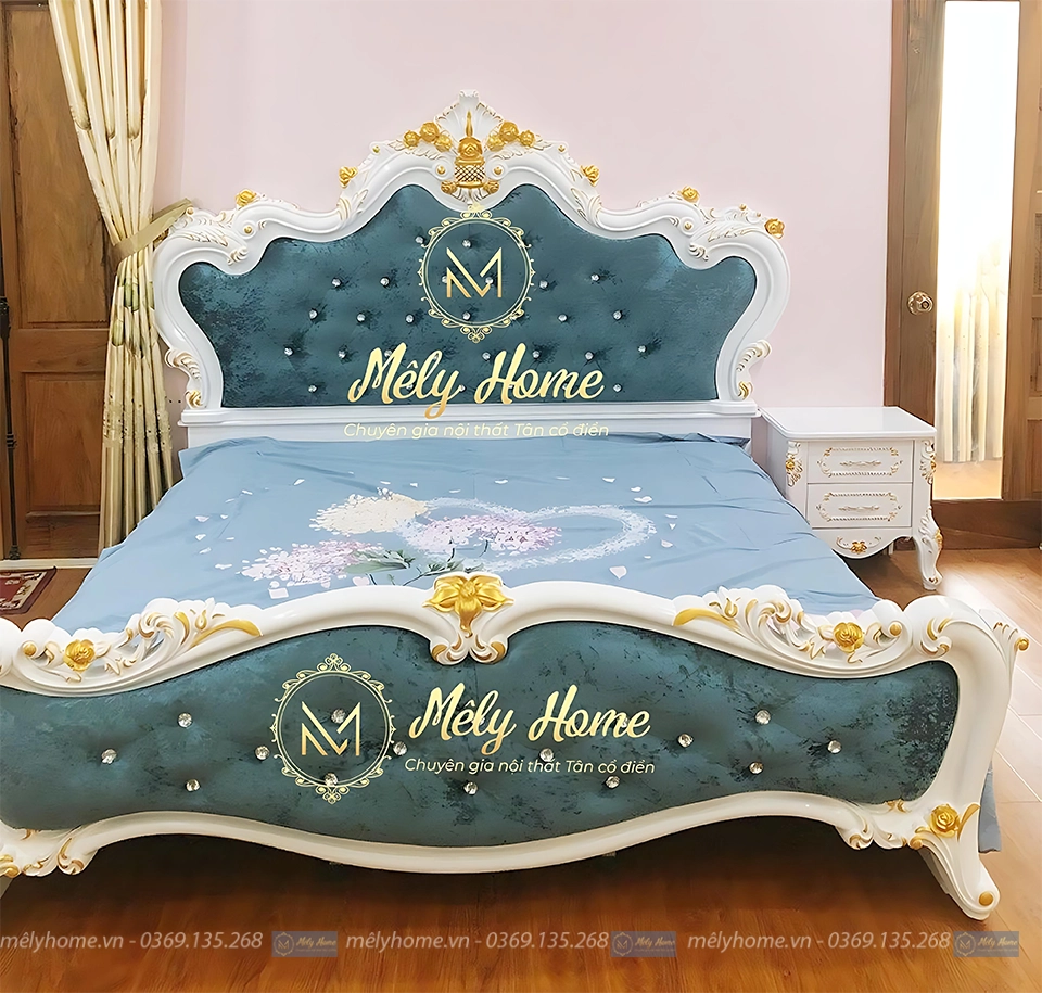 Chiếc giường tân cổ 1m6x2m, sơn màu trắng, hoa văn nhũ vàng sang trọng, đầu thấp và đầu cao bọc nhung màu rêu xanh