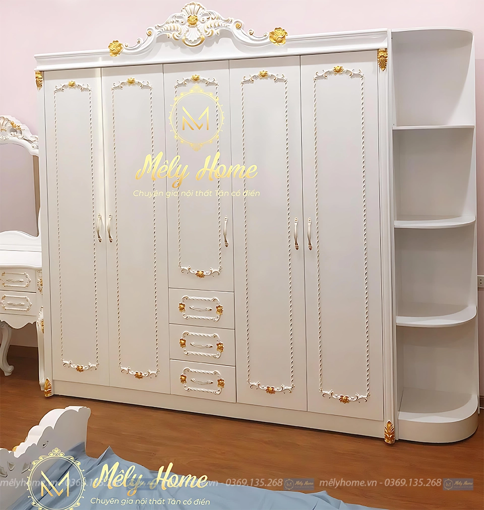 Combo gồm chiếc tủ tân cổ điển 5 cánh kèm kệ góc trang trí 2m4x2m3, tủ sơn màu trắng, hoa văn nhũ vàng