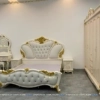 Combo giường tủ phong cách tân cổ sơn màu kem, hoa văn nhũ vàng, gồm giường tân cổ hoa quỳnh 1m8x2m, tủ 5 cánh 2m1x2m3, bàn trang điểm 90cm, và 2 chiếc táp