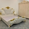 Trong combo còn có chiếc giường hoa quỳnh 1m8x2m, sơn màu kem, hoa văn nhũ vàng