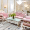 Bộ sofa tân cổ điển màu cánh sen, gồm 1 văng dài, 2 ghế đơn và 1 bàn trà dài 1m2, nhìn rất sang trọng và đẹp mắt