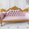 Cận cảnh chiếc văng sofa tân cổ điển phân khúc giá rẻ bọc da màu hồng, khung phun màu vàng gold rất đẹp