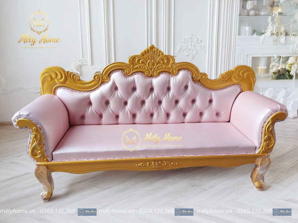 Cận cảnh chiếc văng sofa tân cổ điển phân khúc giá rẻ bọc da màu hồng, khung phun màu vàng gold rất đẹp