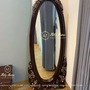 Combo còn có chiếc gương tân cổ điển soi toàn thân, sơn màu nâu đỏ như màu giường tủ, táp đầu giường và bàn trang điểm 90cm