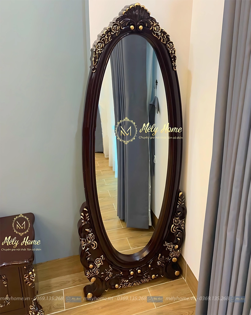 Combo còn có chiếc gương tân cổ điển soi toàn thân, sơn màu nâu đỏ như màu giường tủ, táp đầu giường và bàn trang điểm 90cm