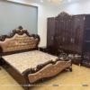 Combo giường tủ tân cổ điển sang trọng sơn màu nâu đỏ, hoa văn nhũ vàng, với giường 1m6, tủ 2m4, táp đầu giường, gương soi toàn thân, bàn trang điểm 90cm