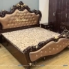 Giường tân cổ điển hoa hồng 1m6x2m, đầu và đuôi giường bọc da màu nâu, hoa văn nhũ vàng sang trọng