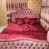 Chiếc giường 1m4x2m bọc nhung màu đỏ toàn thân đẹp rực rỡ, rất được nữ ưa chuộng, đầu cao và đầu thấp thiết kế kiểu rút khuy đính hạt cườm sang trọng