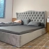 Phòng ngủ nữ không thể thiếu chiếc bàn phấn trang điểm: bàn rộng 80cm, bên trên là chiếc gương tròn có đèn led tạo điểm nhấn cho căn phòng