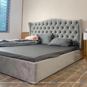 Phòng ngủ nữ không thể thiếu chiếc bàn phấn trang điểm: bàn rộng 80cm, bên trên là chiếc gương tròn có đèn led tạo điểm nhấn cho căn phòng