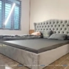 Trong combo có chiếc giường bọc nhung toàn thân, đầu rút khuy rất đẹp, kích thước 1m6x2m