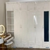 Combo gồm có chiếc tủ tân cổ điển hiện đại cánh soi, gồm 4 cánh gỗ, 1 cánh kính, kệ góc trang trí, 2 tầng, kích thước 2m4x2m45