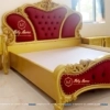 Combo gồm có giường cưới tân cổ điển hoa quỳnh toàn thân sơn màu đồng, đầu cao và đầu thấp bọc da màu đỏ khiến chiếc giường đẹp một cách rực rỡ