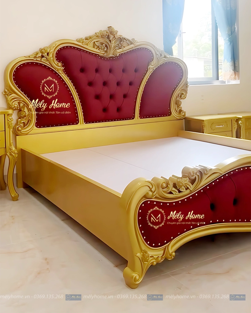 Combo gồm có giường cưới tân cổ điển hoa quỳnh toàn thân sơn màu đồng, đầu cao và đầu thấp bọc da màu đỏ khiến chiếc giường đẹp một cách rực rỡ