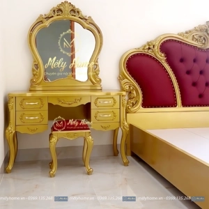 Combo còn có chiếc táp bên phải giường, bên trái giường là chiếc bàn trang điểm 1m2, sơn màu đồng cùng tone với giường tủ