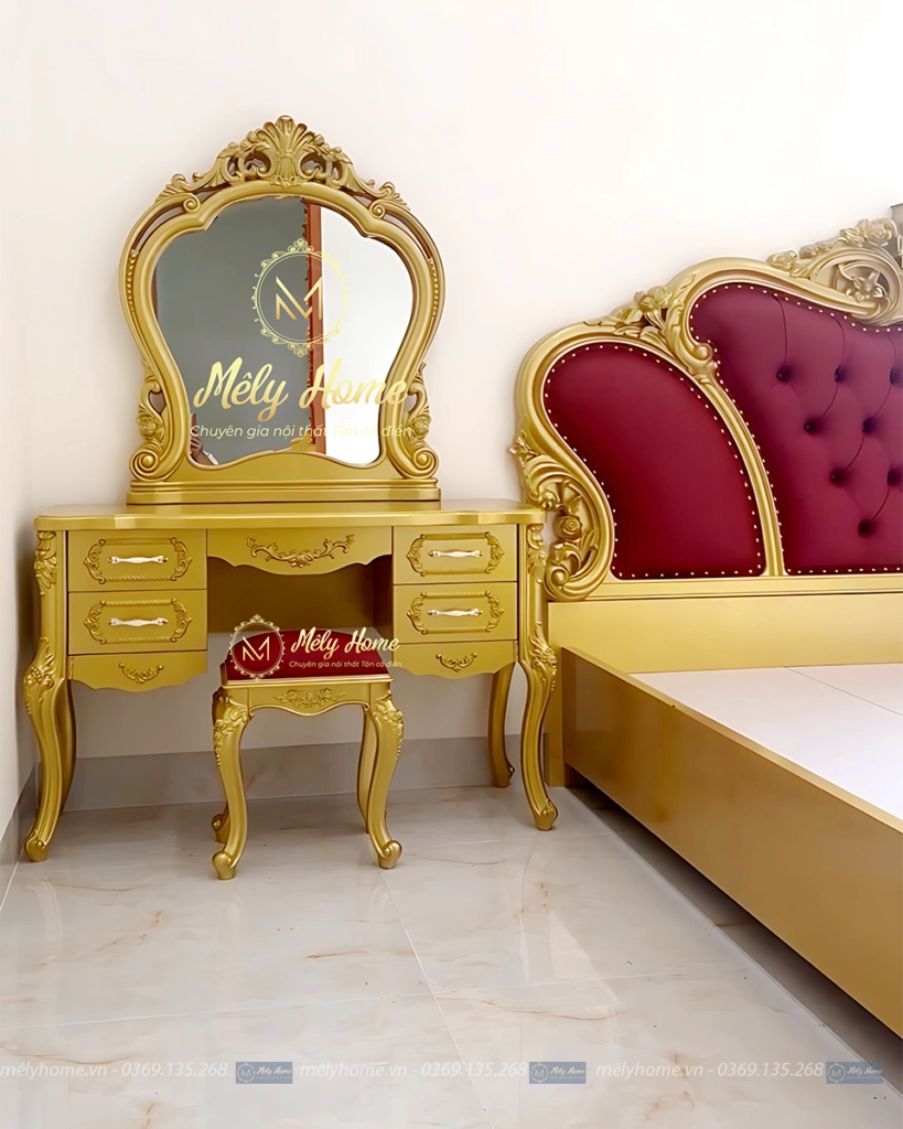 Combo còn có chiếc táp bên phải giường, bên trái giường là chiếc bàn trang điểm 1m2, sơn màu đồng cùng tone với giường tủ