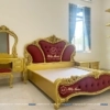 Combo phòng cưới phong cách Hoàng Gia sang trọng bao gồm giường hoa quỳnh 1m8x2m, tủ tân cổ điển 2 tầng 2m8x2m45, táo đầu giường và bàn trang điểm với màu đồng rất nổi bật