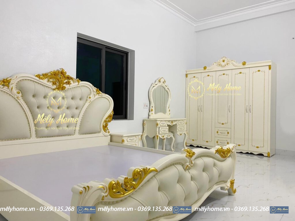 Mẫu phòng ngủ tân cổ điển đẹp, gồm: Giường hoa quỳnh 1m8; Tủ 5 cánh, Bàn phấn và Táp đầu giường. Combo được phun sơn màu kem và nhũ vàng toàn bộ hoa văn