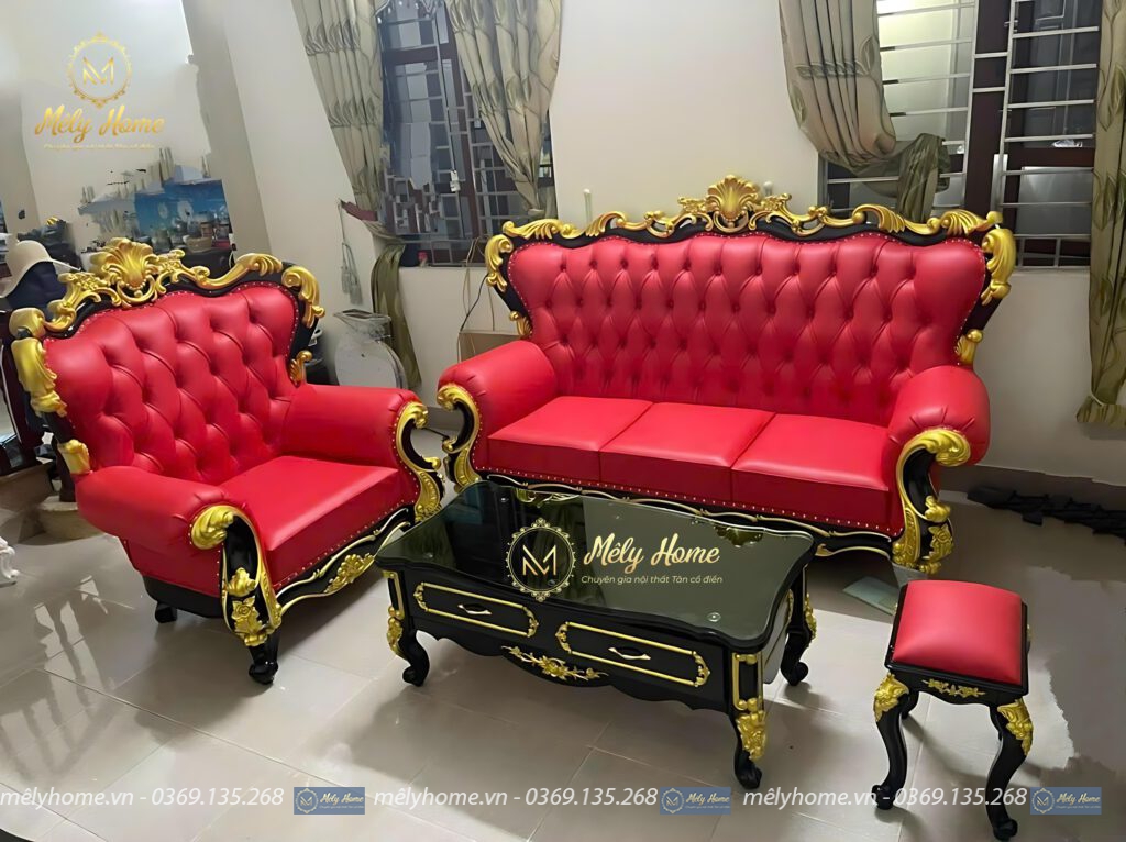 Bộ sofa tân cổ phân khúc cao cấp gồm văng dài, văng ngắn, bàn trà và đôn nhỏ, khung màu đen nhũ vàng, bọc da màu đỏ rực rỡ