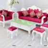 Bộ sofa tân cổ điển giá rẻ khung màu trắng, bọc nhung màu đỏ nổi bật, gồm 1 văng dài, 1 ghế đơn, 1 bàn trà và 3 đôn nhỏ